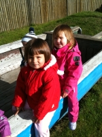 Lilli og Laura på legeplads